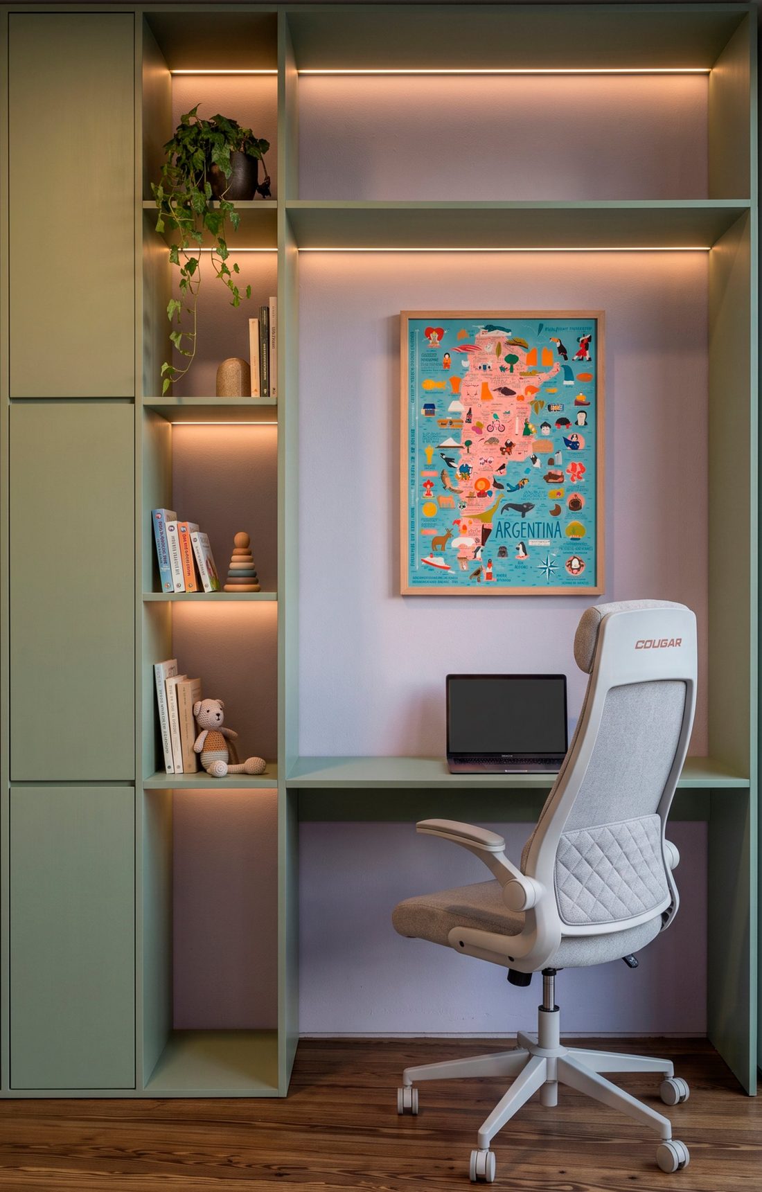 Detalle del mueble: estantes verdes con luz cálida, mapa de Argentina enmarcado, escritorio y silla
