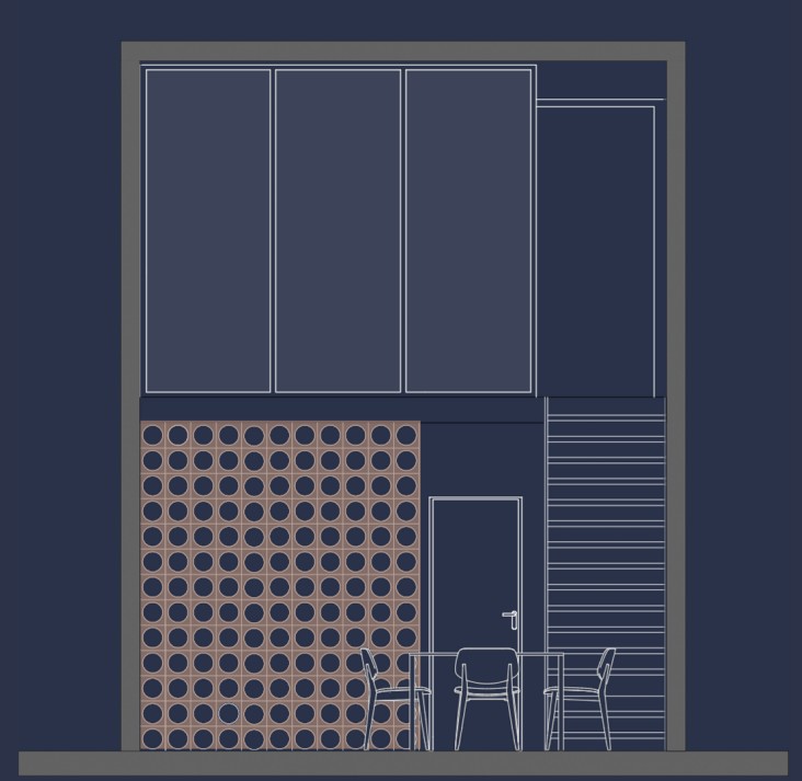 Vista interior: celosía, puerta, escalera y entrepiso vidriado
