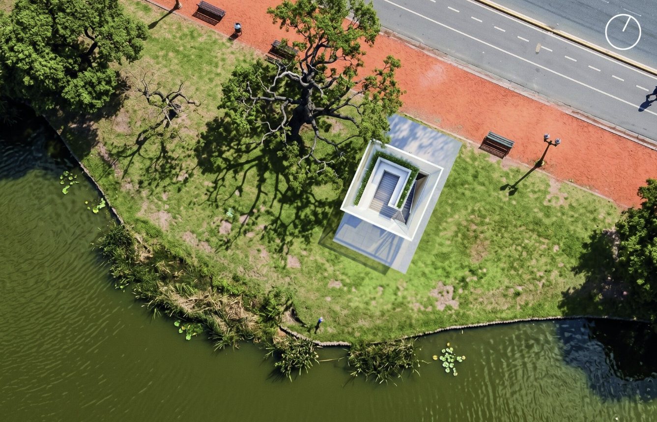 Vista aérea: el módulo POSTA junto a la senda aeróbica, entre árboles y el lago